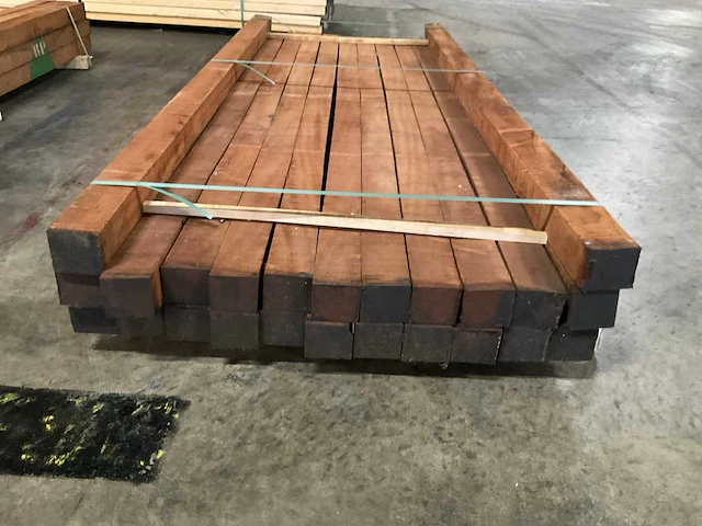 Sapeli mahonie balken 80x80 mm (24x) - afbeelding 2 van  5