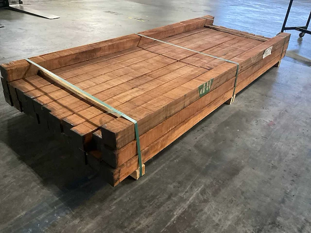 Sapeli mahonie balken 80x80 mm (24x) - afbeelding 3 van  5