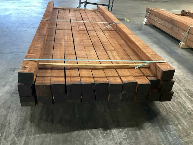 Sapeli mahonie balken 80x80 mm (24x) - afbeelding 4 van  5