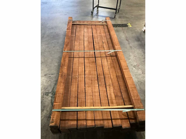 Sapeli mahonie balken 80x80 mm (24x) - afbeelding 5 van  5