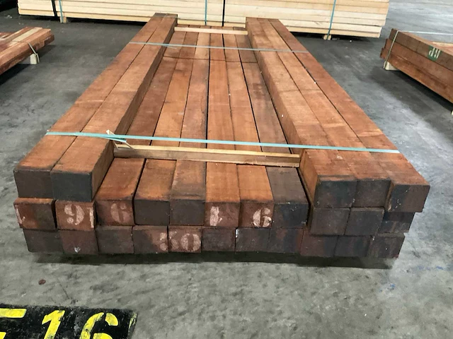 Sapeli mahonie balken 80x80 mm (27x) - afbeelding 2 van  5