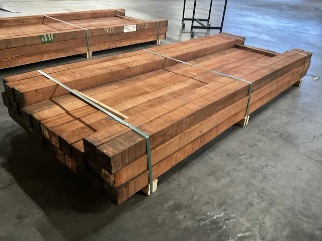 Sapeli mahonie balken 80x80 mm (27x) - afbeelding 3 van  5