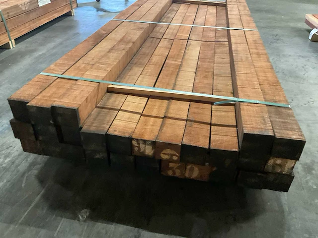 Sapeli mahonie balken 80x80 mm (27x) - afbeelding 4 van  5