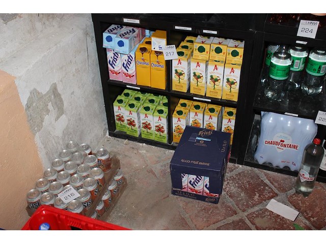 Sappen in en voor vier vakken waaronder fristi, chocomel en appelsap. totaal circa 95 pakken. - afbeelding 1 van  2