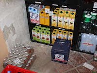 Sappen in en voor vier vakken waaronder fristi, chocomel en appelsap. totaal circa 95 pakken. - afbeelding 1 van  2