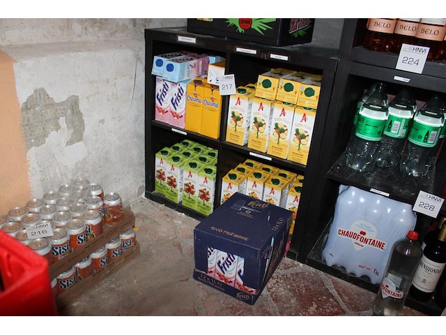 Sappen in en voor vier vakken waaronder fristi, chocomel en appelsap. totaal circa 95 pakken. - afbeelding 2 van  2