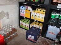 Sappen in en voor vier vakken waaronder fristi, chocomel en appelsap. totaal circa 95 pakken. - afbeelding 2 van  2