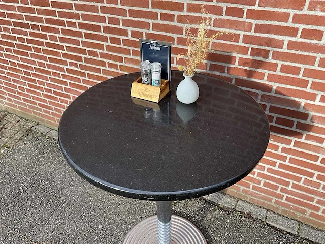 Satelliet - marmeren statafel - afbeelding 3 van  5