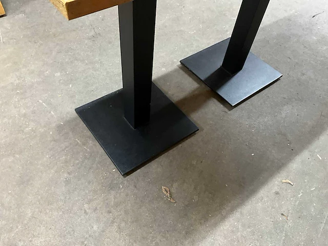 Satelliet eikenhouten restauranttafel (2x) - afbeelding 3 van  9