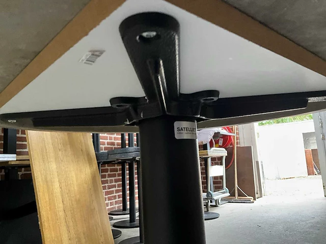 Satelliet hardstenen restauranttafel (3x) - afbeelding 5 van  8