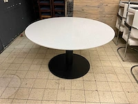 Satelliet hardstenen restauranttafel - afbeelding 1 van  7
