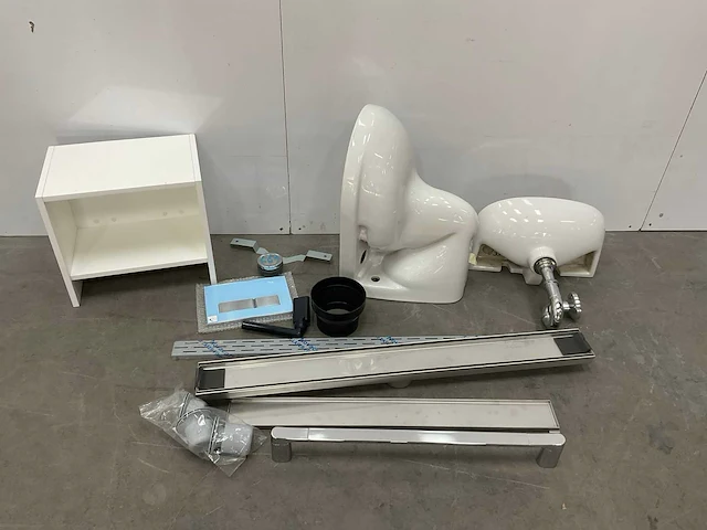 Saval hangend toilet met wastafel en overige badkamer onderdelen - afbeelding 1 van  8