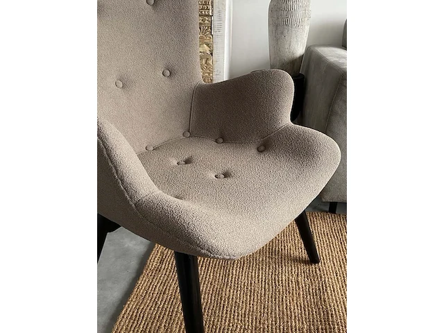 Scandinavische fauteuil in taupe boucle stof, taupe / zwart - afbeelding 3 van  7