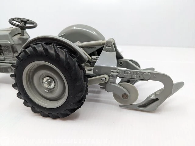Schaalmodel ertl, ford 9n met 2-schaar ploeg / schaal 1:16, bouwjaar 1989 - afbeelding 2 van  12