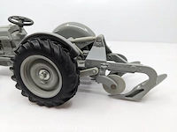 Schaalmodel ertl, ford 9n met 2-schaar ploeg / schaal 1:16, bouwjaar 1989 - afbeelding 2 van  12