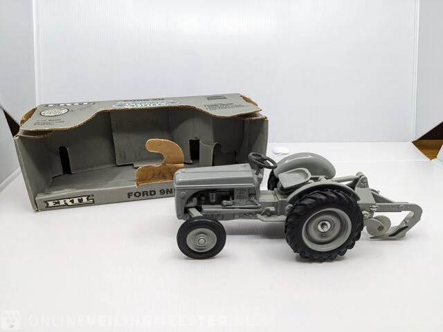 Schaalmodel ertl, ford 9n met 2-schaar ploeg / schaal 1:16, bouwjaar 1989 - afbeelding 1 van  12