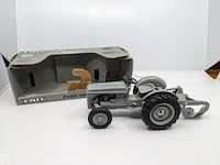 Schaalmodel ertl, ford 9n met 2-schaar ploeg / schaal 1:16, bouwjaar 1989