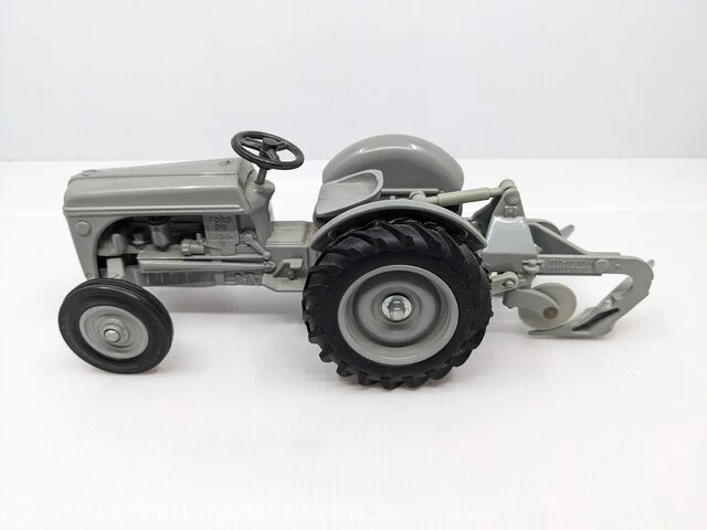 Schaalmodel ertl, ford 9n met 2-schaar ploeg / schaal 1:16, bouwjaar 1989 - afbeelding 5 van  12