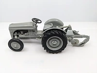Schaalmodel ertl, ford 9n met 2-schaar ploeg / schaal 1:16, bouwjaar 1989 - afbeelding 5 van  12