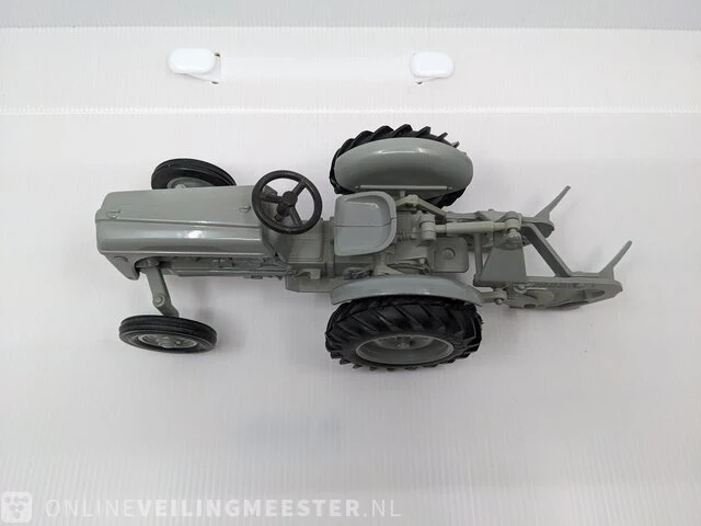 Schaalmodel ertl, ford 9n met 2-schaar ploeg / schaal 1:16, bouwjaar 1989 - afbeelding 6 van  12