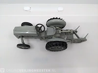 Schaalmodel ertl, ford 9n met 2-schaar ploeg / schaal 1:16, bouwjaar 1989 - afbeelding 6 van  12