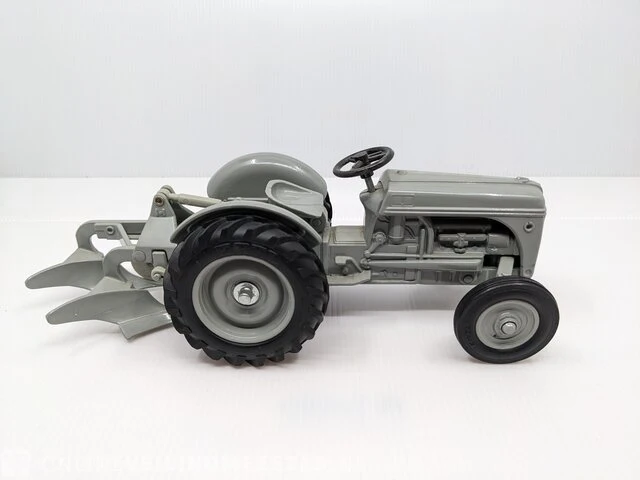 Schaalmodel ertl, ford 9n met 2-schaar ploeg / schaal 1:16, bouwjaar 1989 - afbeelding 7 van  12