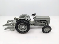 Schaalmodel ertl, ford 9n met 2-schaar ploeg / schaal 1:16, bouwjaar 1989 - afbeelding 7 van  12