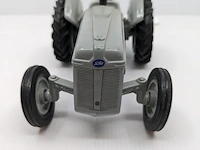 Schaalmodel ertl, ford 9n met 2-schaar ploeg / schaal 1:16, bouwjaar 1989 - afbeelding 8 van  12