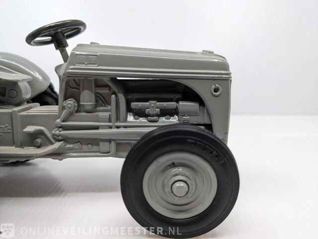 Schaalmodel ertl, ford 9n met 2-schaar ploeg / schaal 1:16, bouwjaar 1989 - afbeelding 9 van  12