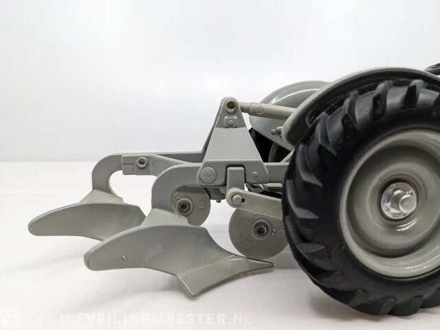 Schaalmodel ertl, ford 9n met 2-schaar ploeg / schaal 1:16, bouwjaar 1989 - afbeelding 10 van  12