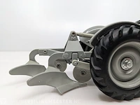 Schaalmodel ertl, ford 9n met 2-schaar ploeg / schaal 1:16, bouwjaar 1989 - afbeelding 10 van  12