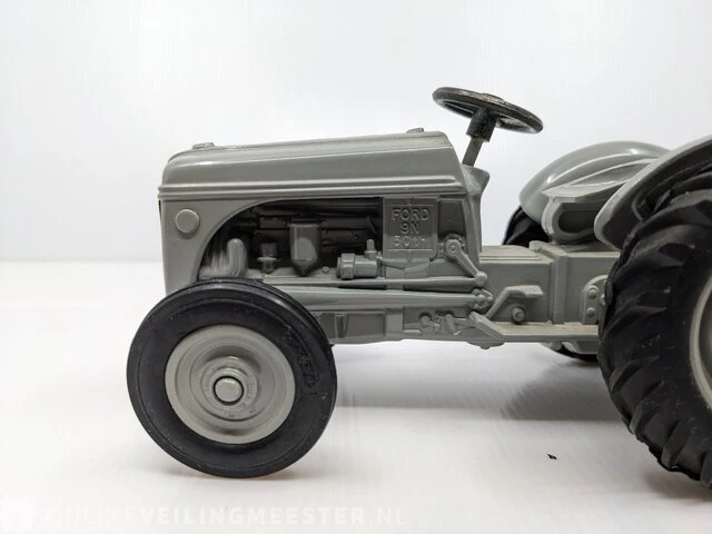 Schaalmodel ertl, ford 9n met 2-schaar ploeg / schaal 1:16, bouwjaar 1989 - afbeelding 11 van  12