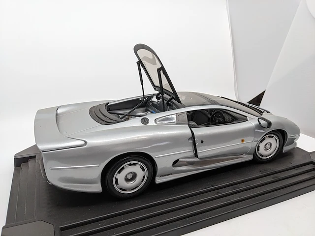 Schaalmodel jaguar, xj220, grijs - afbeelding 4 van  7