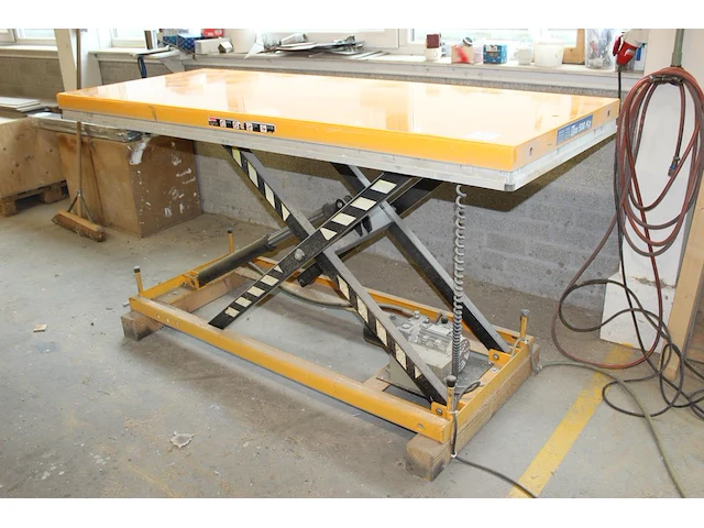 Schaarheftafel hw500l. max hefgewicht 500 kg. bouwjaar 2008. maximale hefhoogte tafel 110 cm. afmeting blad... - afbeelding 1 van  3