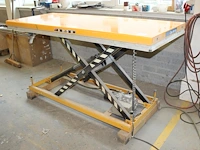 Schaarheftafel hw500l. max hefgewicht 500 kg. bouwjaar 2008. maximale hefhoogte tafel 110 cm. afmeting blad... - afbeelding 1 van  3