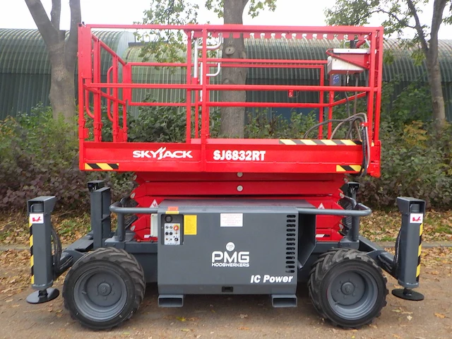 Schaarhoogwerker ruw terrein skyjack sj6832rt diesel 11.75m 2017 - afbeelding 1 van  1
