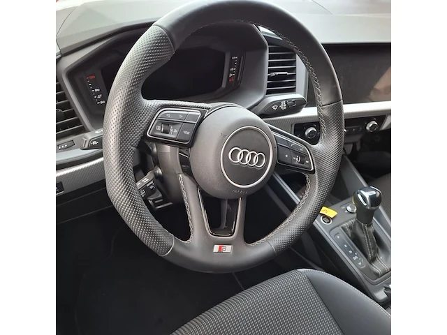 Schade auto, audi, a1 - afbeelding 11 van  37
