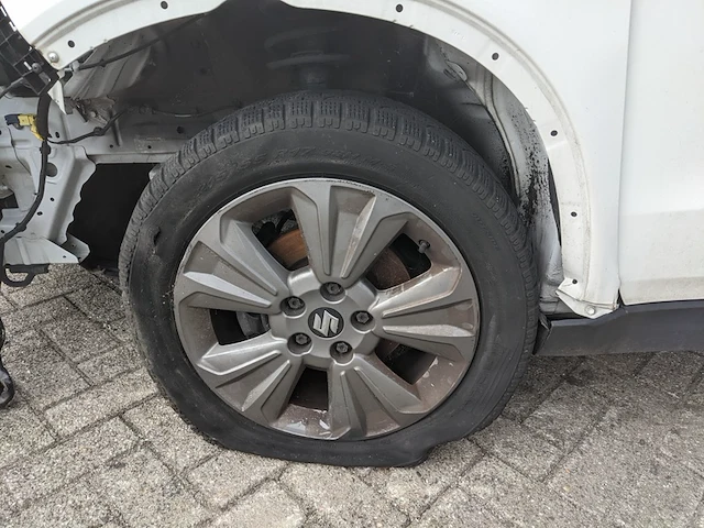 Schade-auto suzuki, vitara hybrid - afbeelding 28 van  45