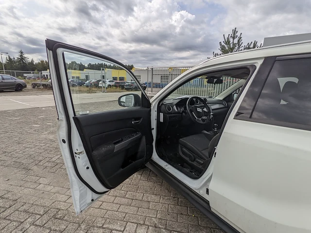 Schade-auto suzuki, vitara hybrid - afbeelding 45 van  45