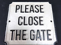 Schild please close the gate - afbeelding 1 van  5