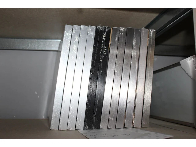 Schilderijlijsten op schap 13 stuks afm. 20 x 20 cm. - afbeelding 2 van  2