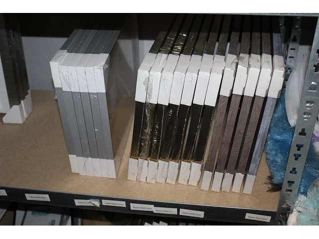 Schilderijlijsten op schap 18 stuks afm. 40 x 15 cm. - afbeelding 2 van  2