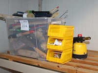 Schildermaterialen in en om krat. - afbeelding 1 van  2