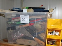 Schildermaterialen in en om krat. - afbeelding 2 van  2