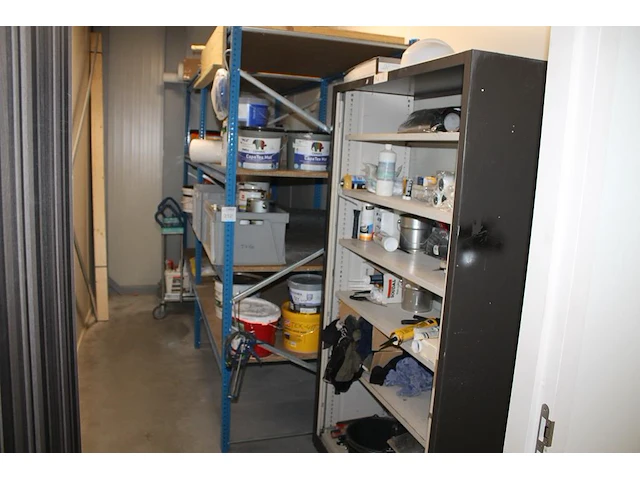Schilderprodukten in kast en op stellingen in schildershok w.o. rollers, kwasten, verf, kitten, doeken en tex. - afbeelding 1 van  6