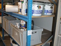 Schilderprodukten in kast en op stellingen in schildershok w.o. rollers, kwasten, verf, kitten, doeken en tex. - afbeelding 3 van  6
