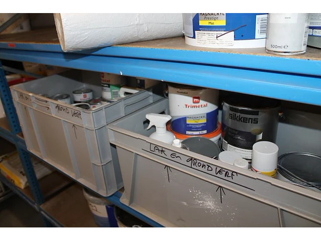 Schilderprodukten in kast en op stellingen in schildershok w.o. rollers, kwasten, verf, kitten, doeken en tex. - afbeelding 4 van  6