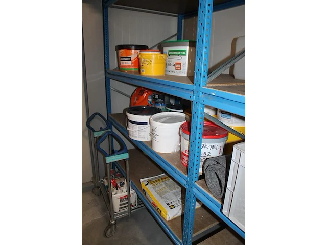 Schilderprodukten in kast en op stellingen in schildershok w.o. rollers, kwasten, verf, kitten, doeken en tex. - afbeelding 5 van  6