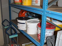 Schilderprodukten in kast en op stellingen in schildershok w.o. rollers, kwasten, verf, kitten, doeken en tex. - afbeelding 5 van  6