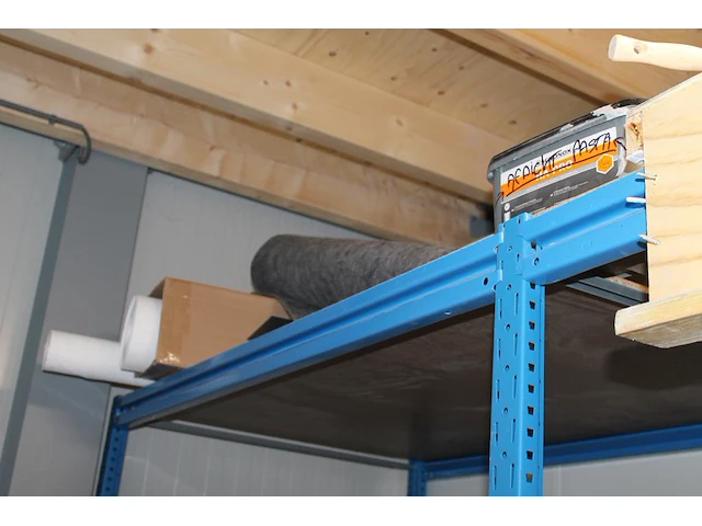 Schilderprodukten in kast en op stellingen in schildershok w.o. rollers, kwasten, verf, kitten, doeken en tex. - afbeelding 6 van  6